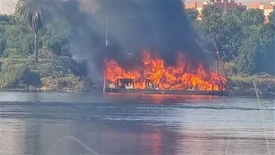 تحت الإنشاء وخالية من السياح.. حريق هائل في مركب نيلية غرب الأقصر