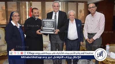وفد من الكنيسة يهدي محافظ الغربية مصحفًا في لقاء يجسد الوحدة الوطنية