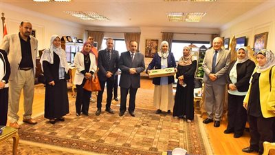 محافظ أسيوط يسلم 