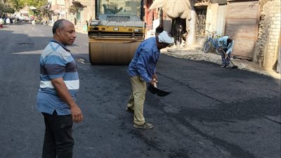 استمرار أعمال تطوير الطرق برصف شوارع منطقتي الشيخ منصور وقبلي البلد بأبوتيج بأسيوط