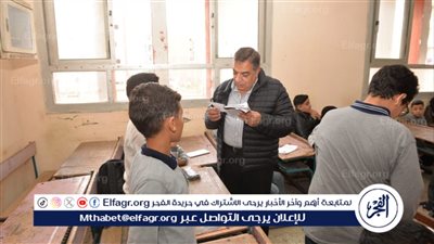 محافظ الدقهلية يتفقد مدرسة أجا الإعدادية بنين لمتابعة سير العملية التعليمية ويجري حوارًا مع الطلاب