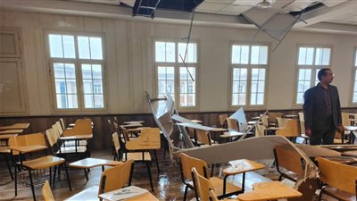 تسرب مياه الأمطار يتسبب في انهيار سقف ديكوري بجامعة الإسكندرية الأهلية