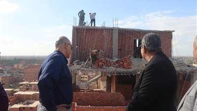 محافظ القليوبية يشهد إزالة 4 طوابق مخالفة في برج غير مرخص بطوخ