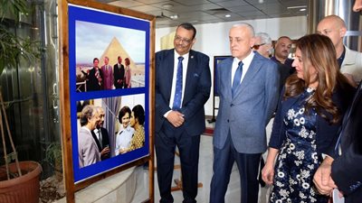 محافظ الأقصر والسفيرة الأمريكية يفتتحان معرض جيمي كارتر بمكتبة مصر العامة