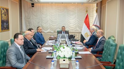 وزير الإنتاج الحربى يلتقى ممثلى 