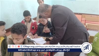وكيل تعلبم الفيوم يمنح مكافأة مادية ألف جنيه لعمال الخدمات المعاونة بمدرسة بنات أبشواي 