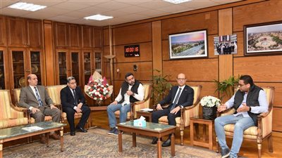 رئيس جامعة أسيوط يجتمع مع عضو أمانة متابعة المشروعات القومية بمجلس الوزراء