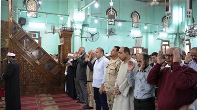 محافظ أسوان يؤدي صلاة الجمعة بمسجد 