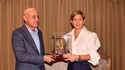 السيدة الأولى بكولومبيا تغادر الأقصر.. والمحافظ يهديها مجسم 