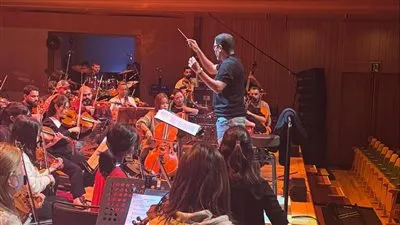 هاني فرحات قائدا لأوركسترا طوكيو الفيلهارموني 