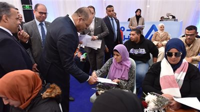 وزير العمل ومحافظ الشرقية يُسلمان عقود عمل لذوي الهمم وبروتوكول تعاون 