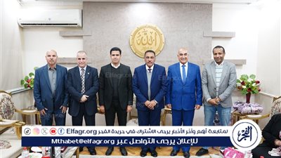 محافظ مطروح يكرم مدير عام الأملاك ومدير عام الإسكان لبلوغهما السن القانونية