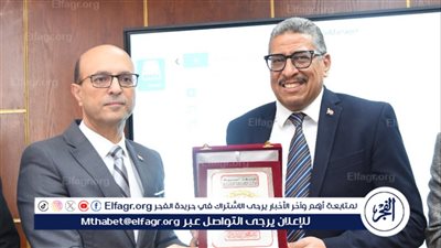 رئيس جامعة أسيوط يكرم المدير التنفيذي لمشروع مستشفي الإصابات والطوارئ لبلوغه السن القانونية للتقاعد