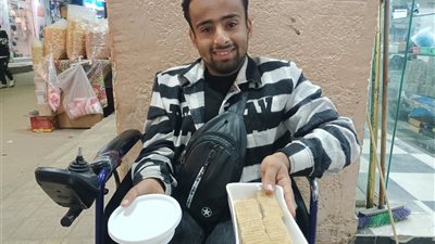 شاب من ذوي الهمم يواجه صعوبات التنقل ويجمع بين دراسته الجامعية ومشروعه الخاص في الإسكندرية 