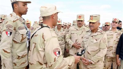 وزير الدفاع والإنتاج الحربي يتفقد عدد من وحدات القوات المسلحة المخطط اشتراكها بإحدى مهام الاتحاد الأفريقى