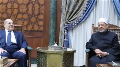 رئيس الشيوخ يقدم واجب العزاء لـ شيخ الأزهر في وفاة شقيقته