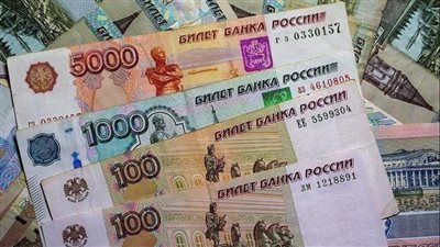 ارتفاع قيمة الروبل الروسى مقابل الدولار الأمريكي مدعومة بزيادة أسعار النفط
