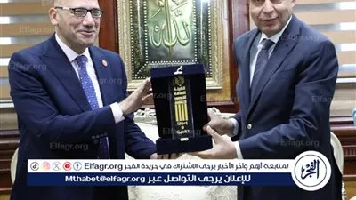 الثقافة تهدي درعها لمحافظ المنيا فى ختام مؤتمر أدباء مصر