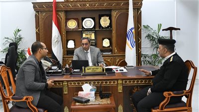 محافظ قنا يبحث تطوير المخطط المروري لتحسين السيولة المرورية وسلامة المشاة