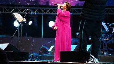 «كامل العدد».. شيرين تعود بقوة للحفلات وتشعل الكويت بأغانيها الرومانسية (صور)