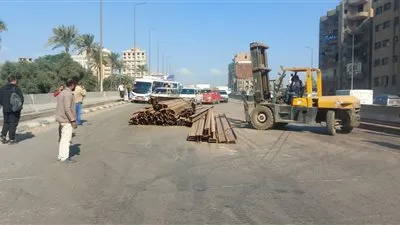 تعطل حركة المرور بالطريق الزراعي بسبب انقلاب سيارة محملة بالحديد بالقليوبية