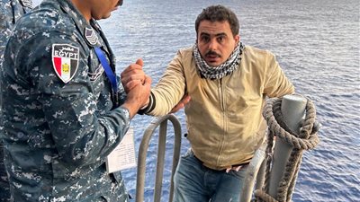 القوات البحرية تنجح فى إحباط محاولة هجرة غير شرعية لمركب على متنه (63) فردا