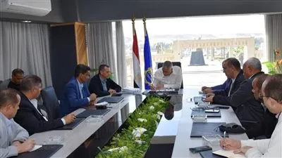 محافظ أسوان: لجنة لمراجعة خطوط وشبكات مياه الشرب والصرف الصحي بعمارات السيل الجديد