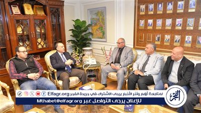 محافظ أسيوط يلتقي وفدًا من النقابة العامة للعاملين بالخدمات الصحية بالمحافظة