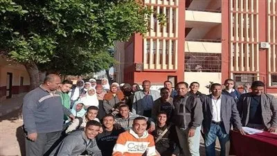 في يومهم العالمي.. مدرسة كيمان المطاعنة الثانوية بالأقصر تكرم الطلاب أصحاب الهمم