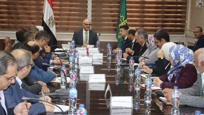 محافظ القليوبية يناقش تطوير منطقتي باسوس والعكرشة