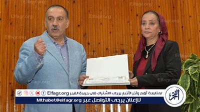 محافظ أسيوط يكرم مديرة مدرسة ومعلمة لتميزهما في العمل