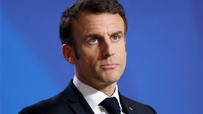 ماكرون يرفض الاستقالة ويواجه أزمة سياسية حادة بعد انهيار حكومته