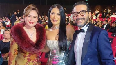 إلهام شاهين تهنئ منى زكي بتكريمها في مهرجان البحر الأحمر السينمائي