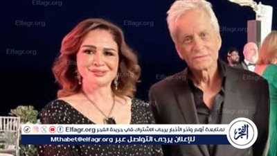 إلهام شاهين تشارك صورة مع النجم العالمي مايكل دوجلاس في مهرجان البحر الأحمر السينمائي الدولي
