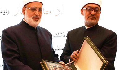 خلال مؤتمر الجمعية الفلسفية.. مفتي الجمهورية يكرِّم وكيلَ الأزهر والدكتور مصطفى النشار
