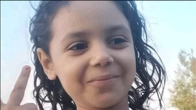 استجواب سيدة مشتبه بها بقتل الطفلة مكة في منشأة القناطر