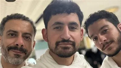 بالصور.. نور النبوي يؤدي مناسك العمرة مع أمير المصري ومحمد فراج