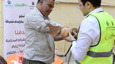  (216) جهاز تعويضي وسماعة طبية دعمًا لذوى الهمم بأسوان