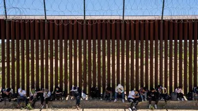 مسؤول أمريكي: الترحيل الجماعي أولوية ترامب