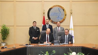 النقل: توقيع عقد إنشاء أول مشروع لتخريد السفن بميناء دمياط