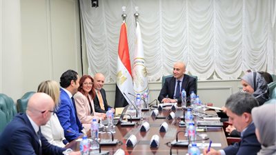 وزير التعليم يبحث مع مسئولي هيئة كامبريدج سبل تعزيز مشروعات التعاون المشترك