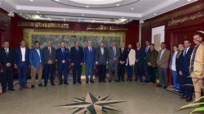 محافظ الأقصر يلتقى رئيس قطاع الحسابات والمديريات المالية بوزارة المالية