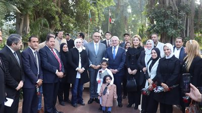 محافظ القليوبية وسفير أذربيجان يضعان إكليل الزهور على تمثال مؤسس الدولة بالقناطر