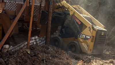 بالصور..إزالة تعدى على مساحة 240 متر وأسترداد أراضى أملاك دولة بالزينية شمال الأقصر