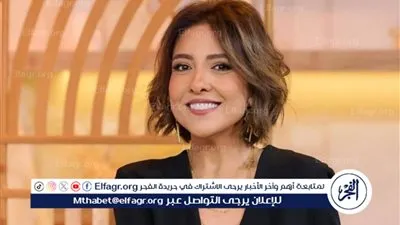 مي كساب تتألق في أحدث جلسة تصوير بفستان أزرق لامع ومجوهرات فاخرة