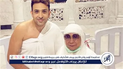 تامر حسين ينشر صورة من العمرة برفقة والدته