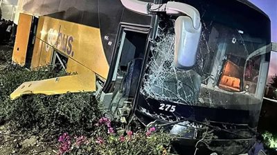 بالصور.. اصطدام أتوبيس نقل في تبة على محور شمال الأقصر