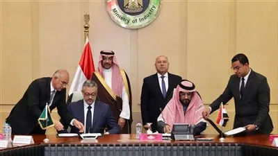 عاجل| مصر والسعودية نحو التصنيع المشترك... كامل الوزير يلتقي وزير الصناعة السعودي ويعرض إقامة صناعات في قطاعات الألومنيوم والأدوية ومكونات السيارات  