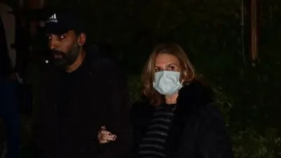 بالكمامة.. يسرا في عزاء نبيل الحلفاوي 