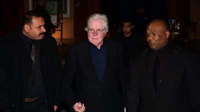 بملامح الصدمة والحزن.. حسين فهمي في عزاء نبيل الحلفاوي 